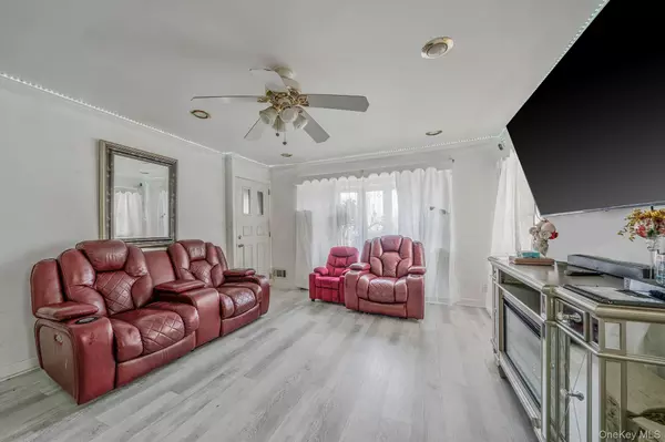 Valley Stream, NY 11580,86 Clearstream AVE