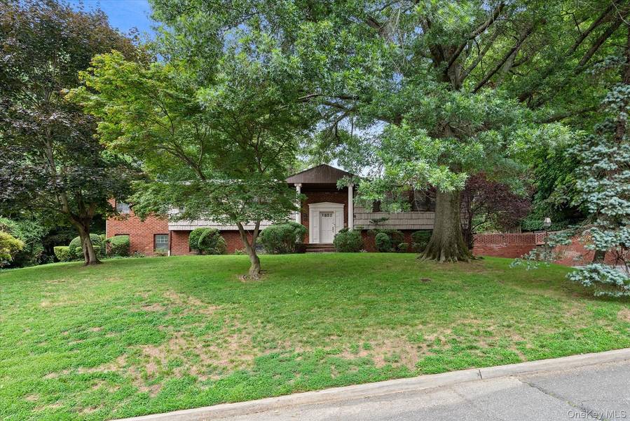 8 Pine DR, Great Neck, NY 11021
