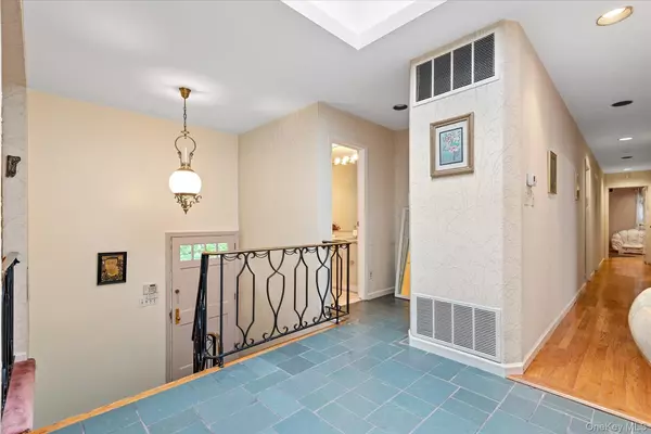 Great Neck, NY 11021,8 Pine DR