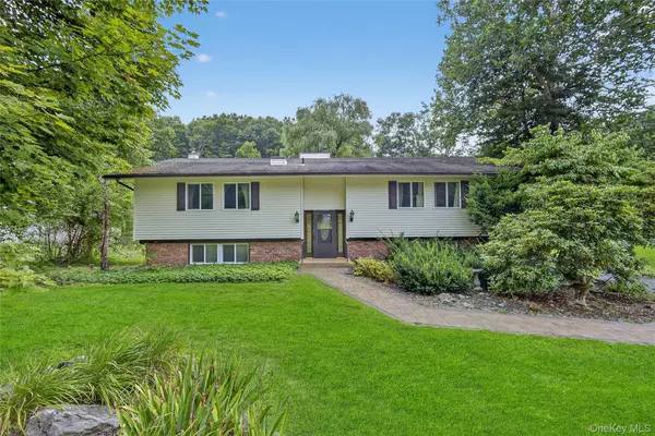 12 Birch Hill DR, Poughkeepsie, NY 12603