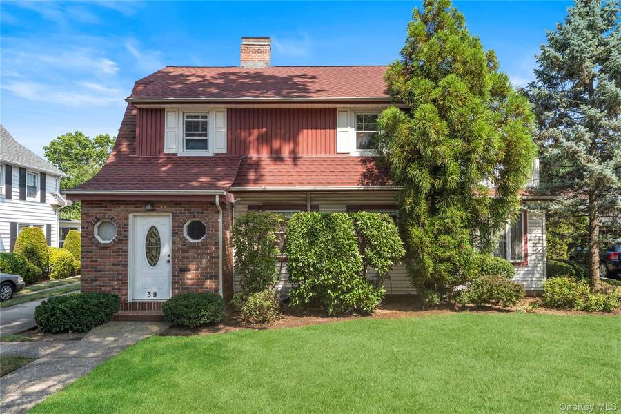 39 Remsen LN, Floral Park, NY 11001