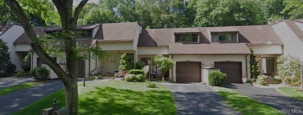 40 Cedar LN, Glen Head, NY 11545