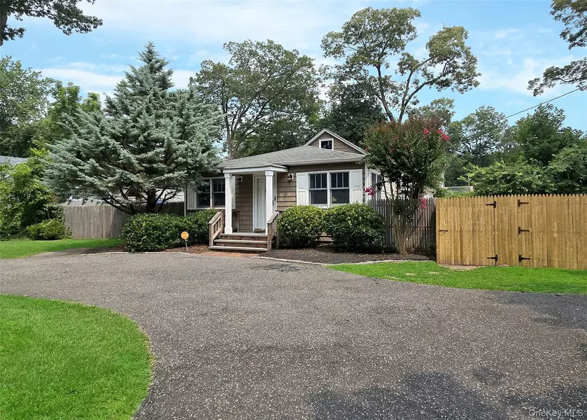 65 Magnolia DR, Selden, NY 11784