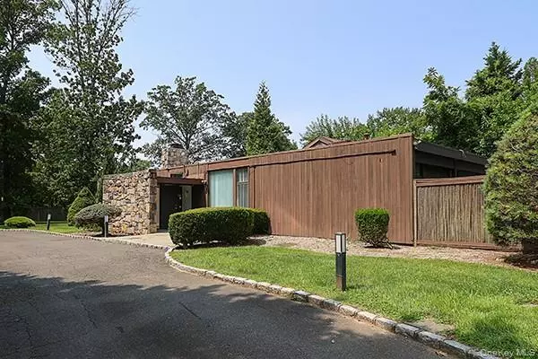 Great Neck, NY 11024,145 Arrandale AVE