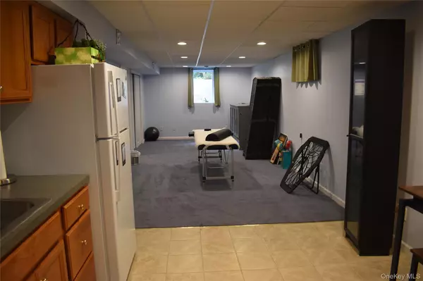 Medford, NY 11763,323 Peconic AVE