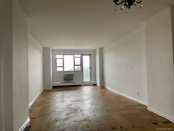 Woodside, NY 11377,52-30 39th DR #6S