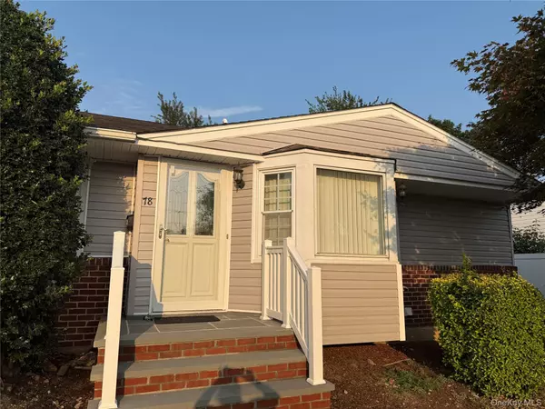 78 Vassar LN, Hicksville, NY 11801