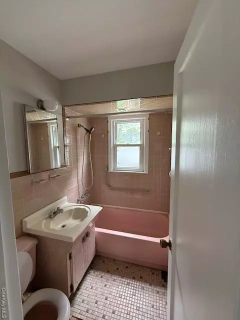 Lindenhurst, NY 11757,220 S Clinton AVE