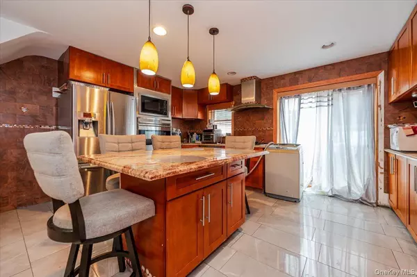 Bronx, NY 10469,2703 Woodhull AVE