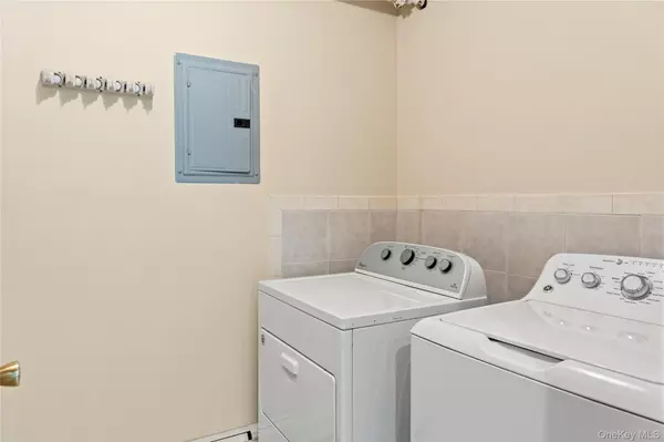 Glen Cove, NY 11542,72 Cedar Swamp RD #3