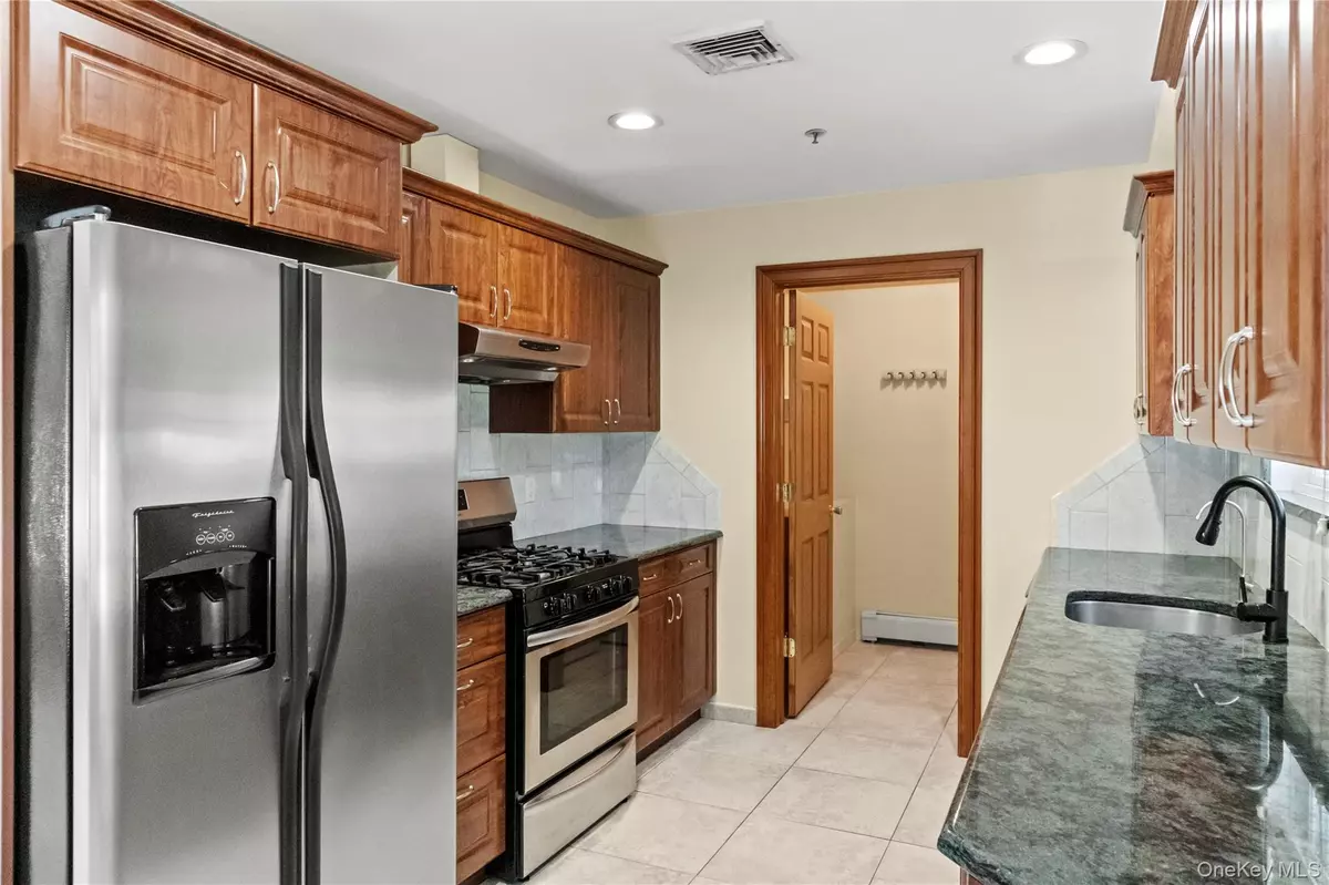 Glen Cove, NY 11542,72 Cedar Swamp RD #3