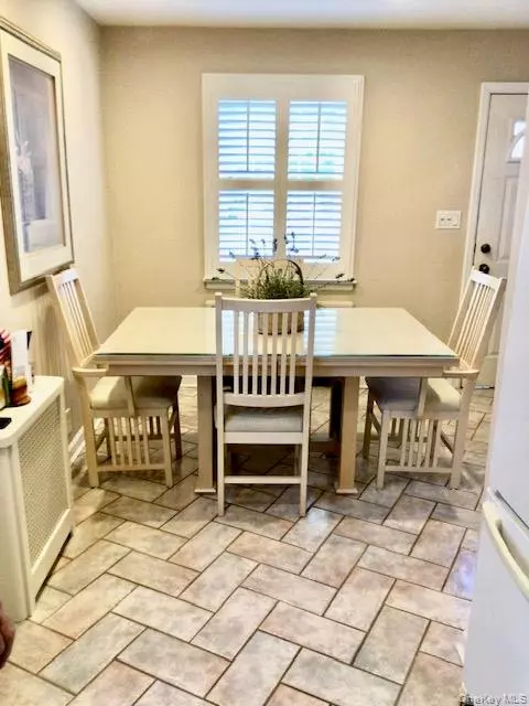 Glen Oaks, NY 11004,8211 260th ST