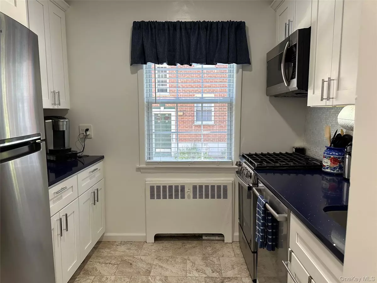 Hartsdale, NY 10530,180 Pinewood RD #7