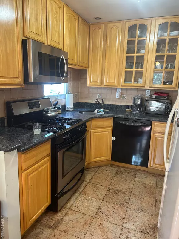 Floral Park, NY 11001,87-47 256th ST