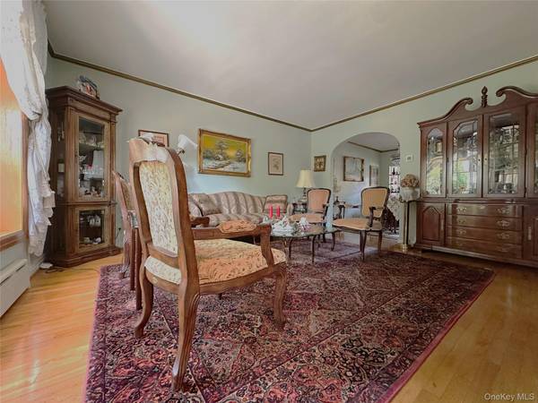 Middle Village, NY 11379,82-48 Eliot AVE