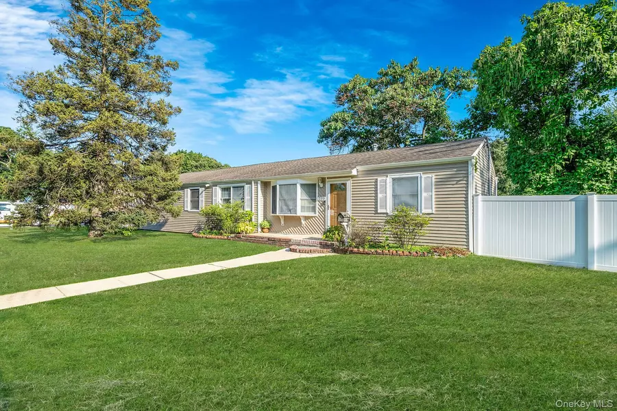730 Spur DR, Bay Shore, NY 11706