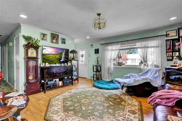 Shirley, NY 11967,40 Arrowhead DR