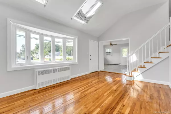 North Babylon, NY 11703,1233 August RD