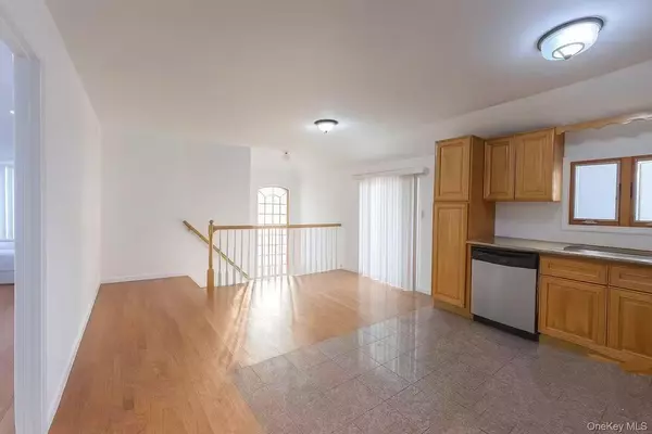 Fresh Meadows, NY 11366,75-19 166th ST
