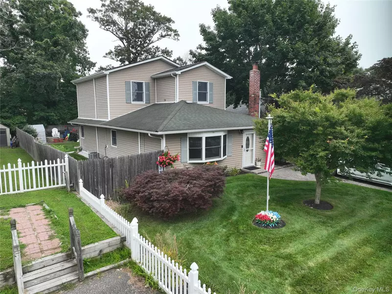 73 Saint George DR, Shirley, NY 11967