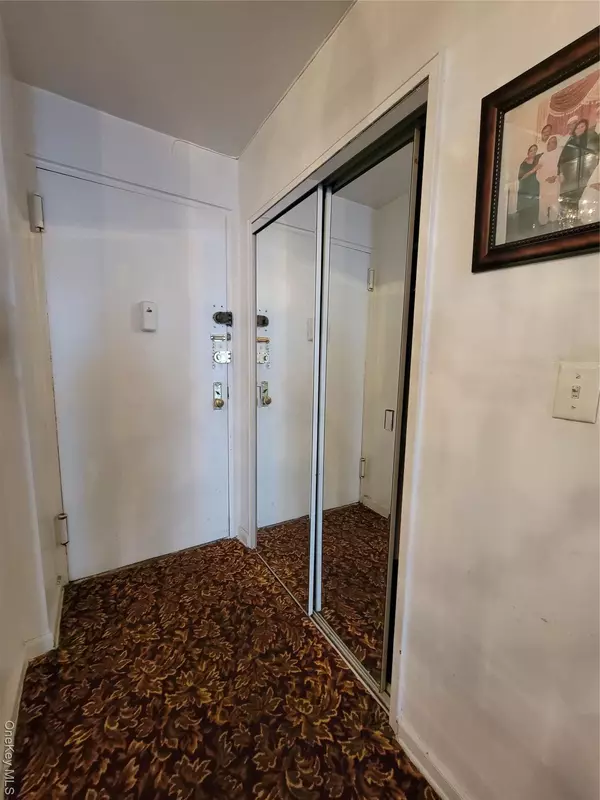 Jackson Heights, NY 11372,33-46 92 ST #5W