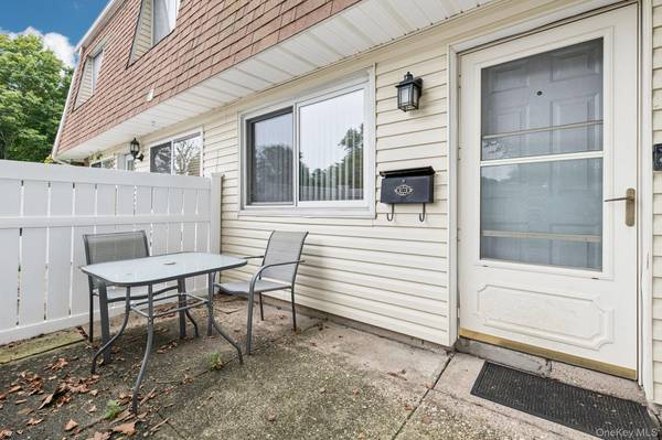 Holtsville, NY 11742,275 Storm DR