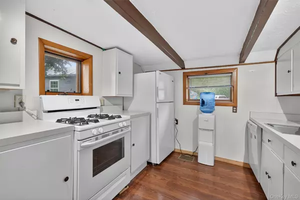 Pine Bush, NY 12566,15 Drechsel LN #Upper