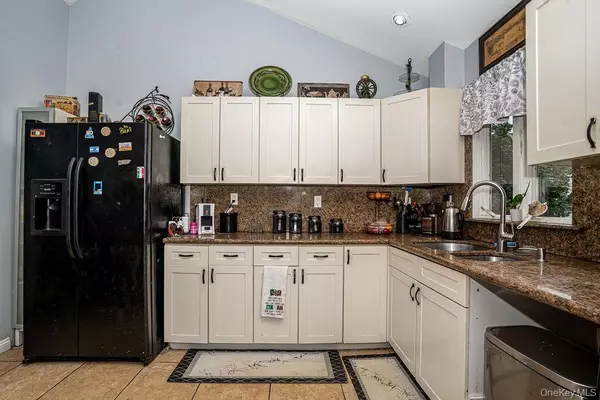 Lynbrook, NY 11563,42 Hendrickson AVE