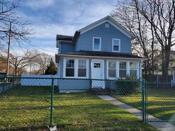 40 Amity ST #Upper, Patchogue, NY 11772