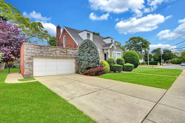 Malverne, NY 11565,4 Doncaster RD