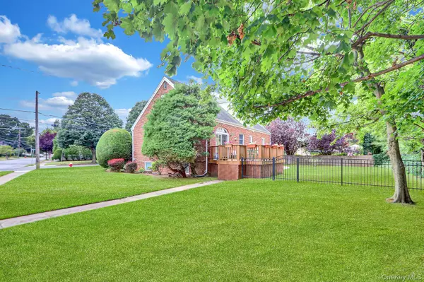 Malverne, NY 11565,4 Doncaster RD