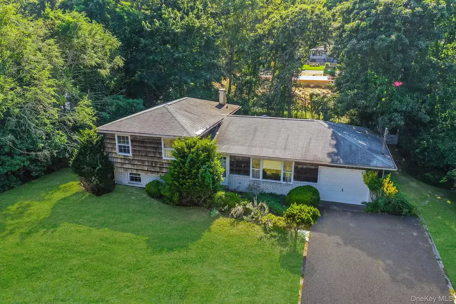 11 Easterly RD, Hampton Bays, NY 11946