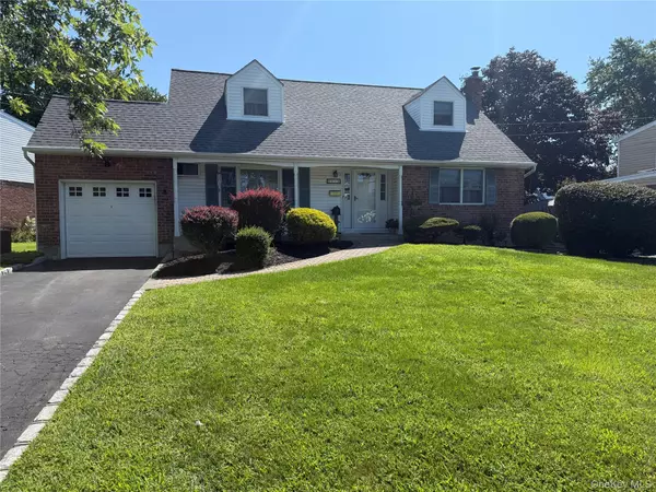 17 Grover LN, East Northport, NY 11731