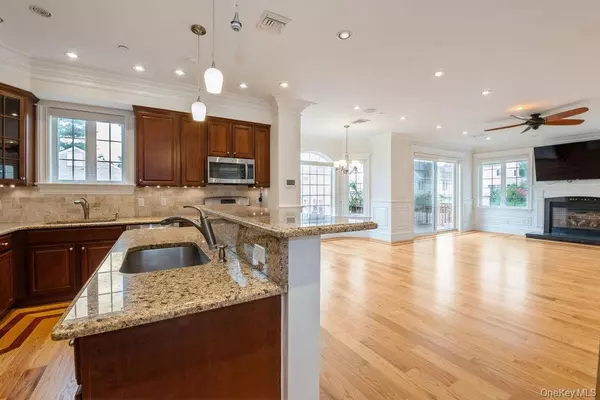 Woodmere, NY 11598,833 Glen DR