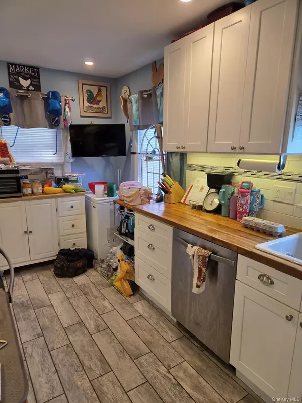 Brookhaven, NY 11778,16 Hallock LN
