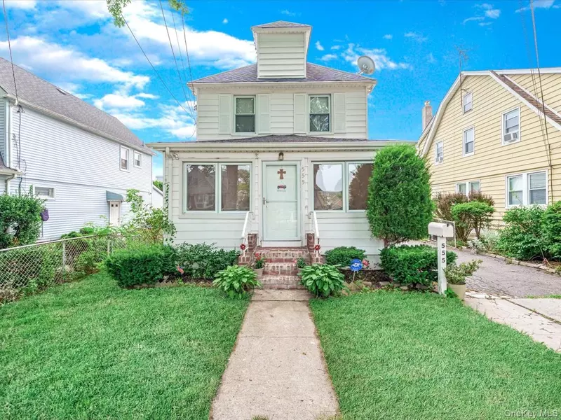 555 N 1 ST, New Hyde Park, NY 11040
