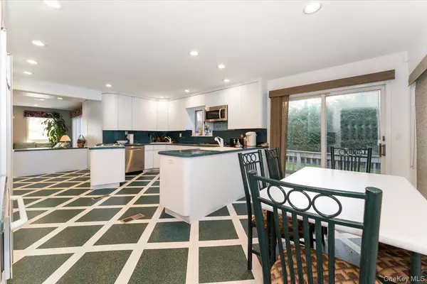 Woodmere, NY 11598,924 Northfield RD