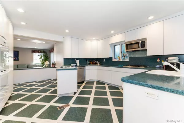 Woodmere, NY 11598,924 Northfield RD