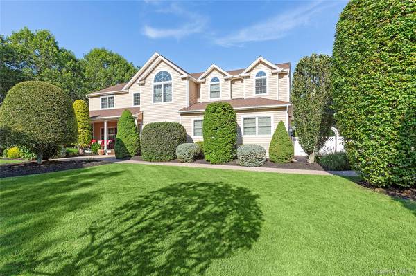 3 Steven PATH, Center Moriches, NY 11934