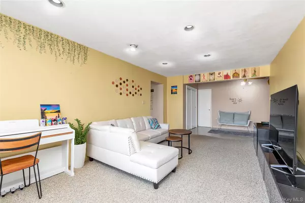 Bayside, NY 11360,209-20 18th AVE #6C