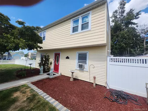 3 Brook LN, Levittown, NY 11756