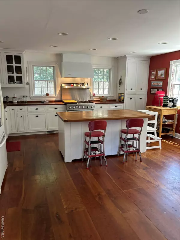 11 W Meadow LN, Stony Brook, NY 11790