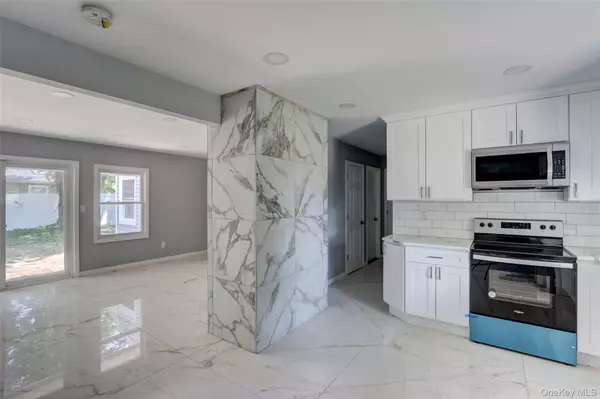 Levittown, NY 11756,17 Windmill LN