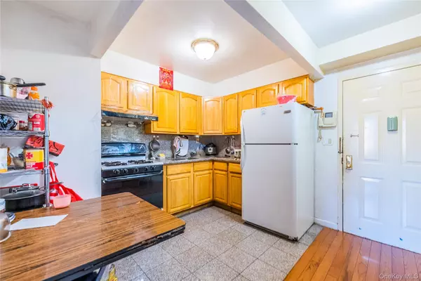 Flushing, NY 11354,35-06 Leavitt ST #3E