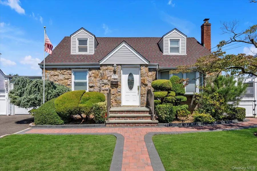 2573 E 7th AVE, East Meadow, NY 11554