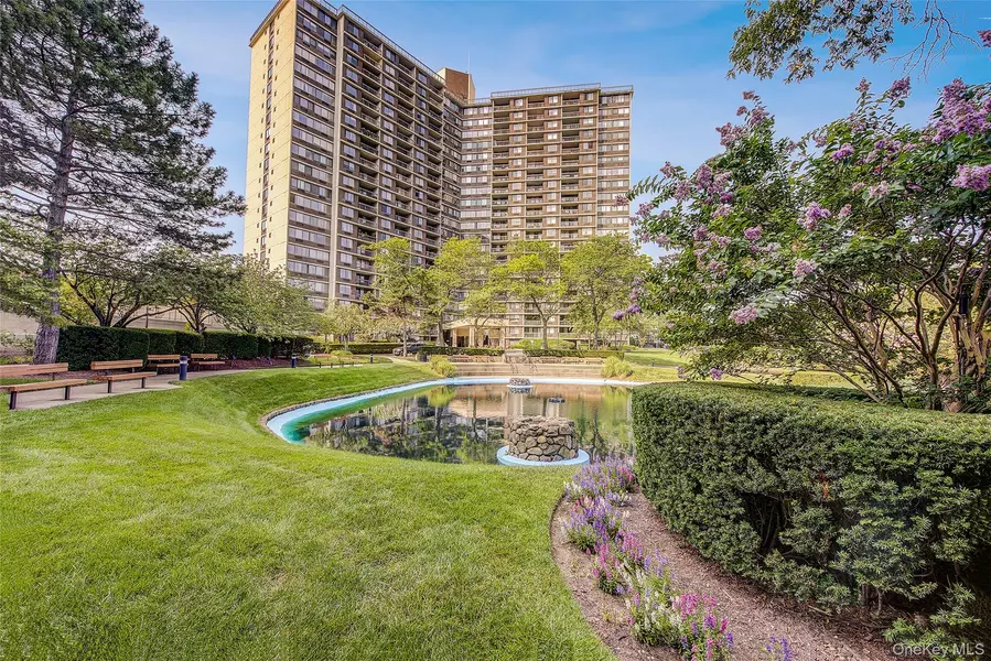 1 Bay Club DR #5H, Bayside, NY 11360