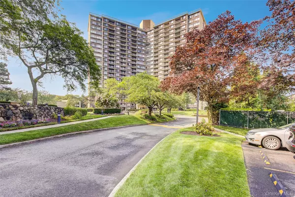 Bayside, NY 11360,1 Bay Club DR #5H