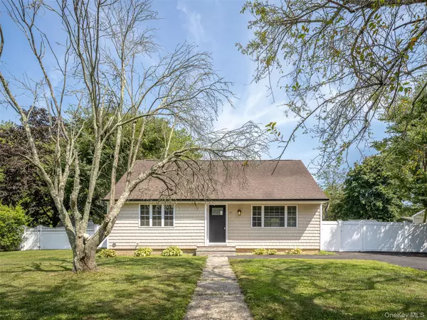 7 Highview LN, Ridge, NY 11961