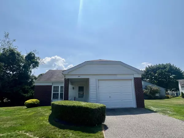 379 Larchmont CT #379, Ridge, NY 11961