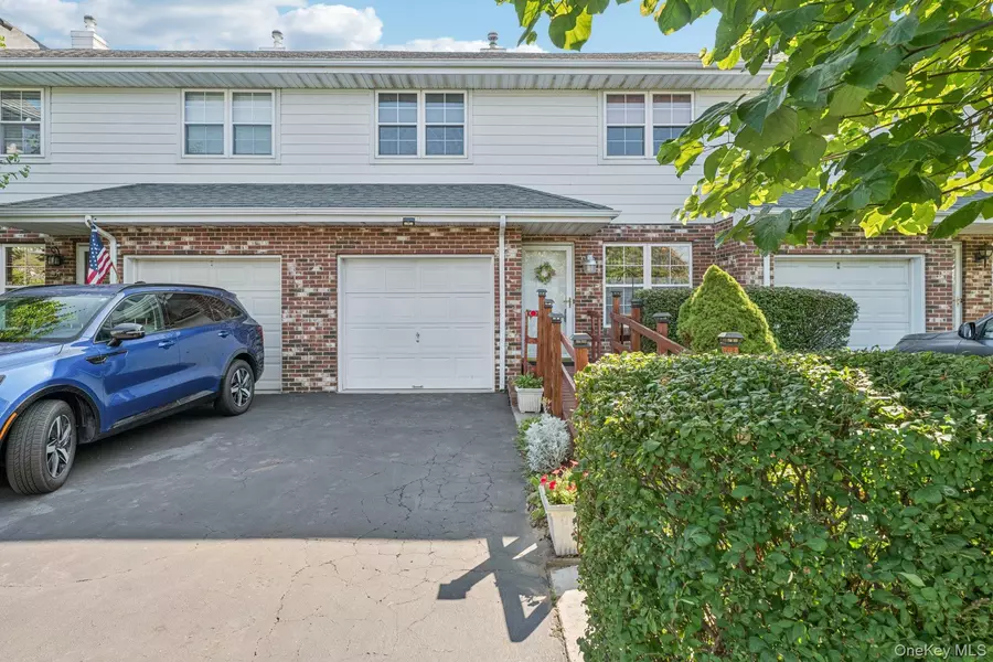 19 Broadlawn DR, Central Islip, NY 11722